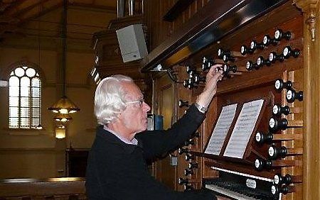 Jan van Gijn aan de speeltafel van het orgel van de Apeldoornse Grote Kerk. Foto www.janvangijn.nl