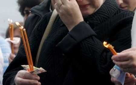 BESLAN - Verdriet tijdens de herdenking van het gijzelingsdrama in Beslan, een jaar geleden. Foto EPA