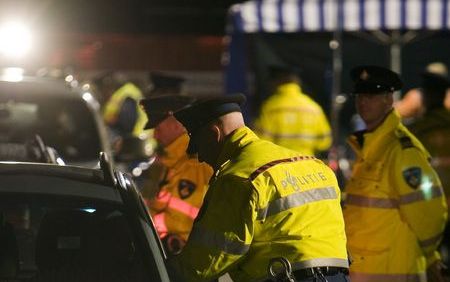 Met zogeheten vliegende brigades wil de politie het alcoholgebruik rond de feestdagen terugdringen. Foto: onlangs werd een grootschalige alcoholcontrole gehouden bij Alblasserdam. Foto ANP