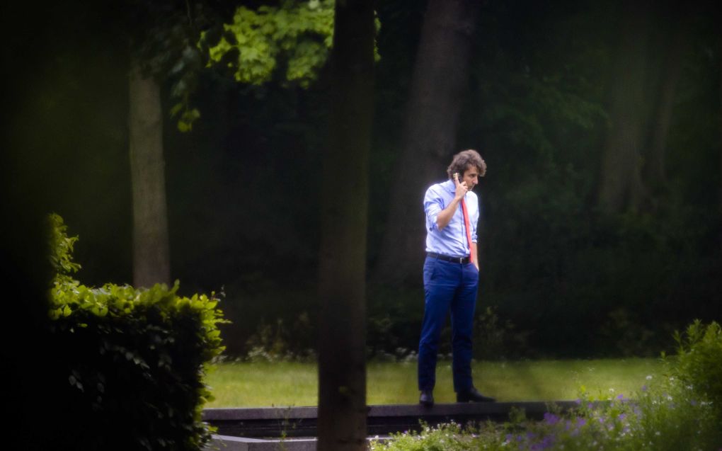 GroenLinks-leider Jesse Klaver telefoneert in de tuin van het Catshuis. beeld ANP