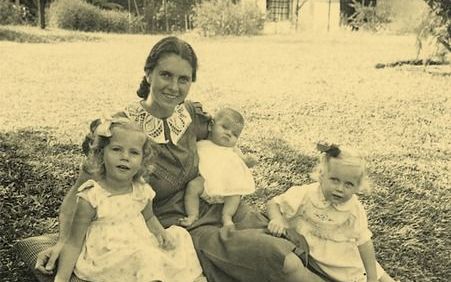 Predikantsvrouw Jo Smit-Liese met haar kinderen. Uit haar dagboekaantekeningen blijkt dat ze wanhopige pogingen heeft gedaan om met haar man in gesprek te komen. Foto uitg. Athenaeum – Polak &amp; Van Gennep