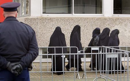 AMSTERDAM – Gesluierde belangstellenden gisteren bij de beveiligde rechtbank in Amsterdam Osdorp. De rechtbank deed vrijdag uitspraak in de zogeheten Piranhazaak. Samir A. werd veroordeeld tot acht jaar cel, Nouredine el F. en Mohammed C. kregen vier jaar