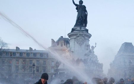 PARIJS â€“ De Franse politie probeerde gisteren met waterkanonnen demonstranten in de hoofdstad Parijs uiteen te drijven. Honderdduizenden Fransen betoogden gisteren op verschillende plaatsen in hun land tegen de nieuwe ontslagregeling voor jongeren onder