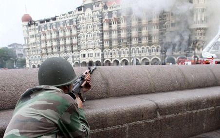 Belegering van het Taj-hotel in Bombay tijdens de aanslagen. Foto EPA