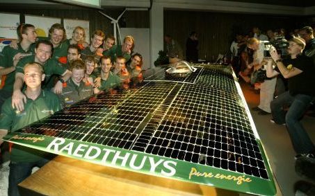 De leden van het Readhuys Solar Team presenteren vrijdag op het terrein van Universiteit Twente in Enschede hun Solarauto. De auto zal deelnemen aan aan de achtste editie van het World Solar Challenge in AustraliÃ«. De race start op 25 september 2005. Ong