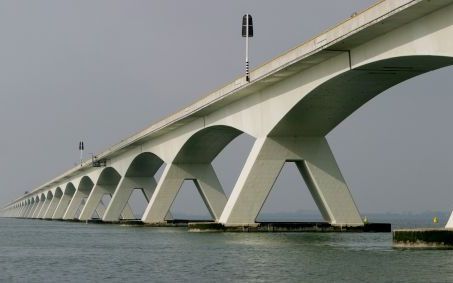 ZIERIKZEE â€“ De Zeelandbrug telt 55 pijlers, waarvan er Ã©Ã©n in de golven verdween tijdens de bouw. Maandag is de reizende tentoonstelling ”40 Jaar Zeelandbrug. Verleden en heden verbonden” geopend. De expositie toont de geschiedenis van de vaste oeverv