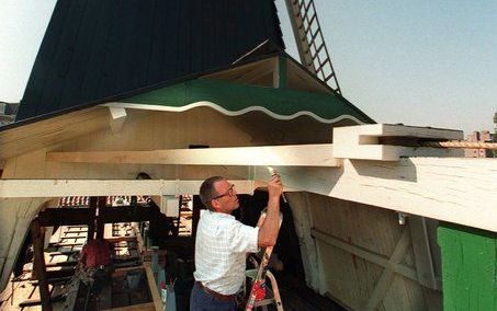 De Amsterdamse houtzaagmolen De Otter in 1996, tijdens een restauratie. Foto ANP