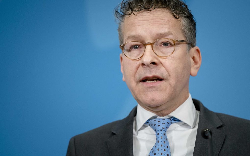 Voorzitter Jeroen Dijsselbloem van de Onderzoeksraad voor Veiligheid presenteert het rapport over de aanpak van de coronacrisis. In het onderzoek is speciaal gekeken naar de wijze waarop in verpleeghuizen met de crisis is omgegaan. beeld ANP BART MAAT