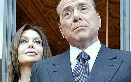 ROME – Silvio Berlusconi met zijn vrouw Veronica. De Italiaanse oud premier Silvio Berlusconi heeft zijn echtgenote publiekelijk zijn excuses aangeboden voor amoureuze vleierijen. Foto EPA