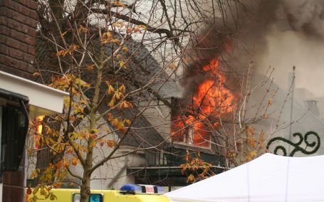 BOXTEL - Een brand in een woning boven een cafÃ© in Boxtel heeft aan vier mensen het leven gekost. Een 3-jarige peuter en een baby van een halfjaar kwamen zaterdagmiddag om bij de brand, hun 33-jarige moeder en 40-jarige vader bezweken enkele uren later a