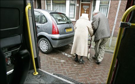 „De derde levensfase is voor sommige ouderen bijna even lang als de tweede levensfase. Zo veel jaren staan in de gegeven levensopdracht zonder maatschappelijke herkenbaarheid, zonder een eigen baldakijn, maakt ouderen onbekend en daardoor ook onbemind.” F