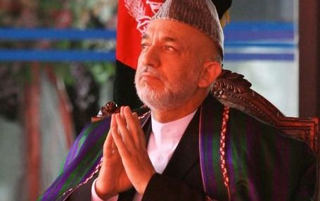 KABUL – Het presidentieel paleis in de Afghaanse hoofdstad Kabul is dinsdag beschoten. In het zwaar beveiligde complex waar president Hamid Karzai zetelt, kwam een raket neer. Die richtte slechts geringe schade aan. Foto EPA