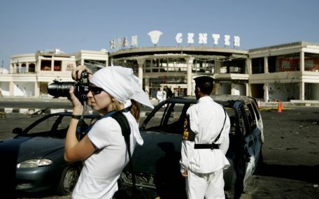 SHARM AL-SHEIKH - Een toeriste legt de schade die de bommen in de Egyptische badplaats hebben veroorzaakt, vast op de gevoelige plaat. - Foto ANP