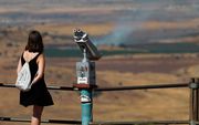 Een Israëlische toerist kijkt in de richting van Syrië vanaf de berg Bental op de Golanhoogten. beeld AFP