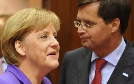 „Merkel en Balkenende voelen elkaar goed aan. Ook hun stijl is verwant: beiden hebben bepaald geen grootsteedse allure, zijn geen geboren leiders en worden op cruciale momenten onderschat.” Foto EPA