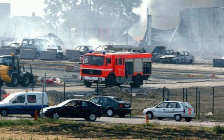 GHISLENGHIEN - Een brandweerauto bij de plaats van de ramp Foto ANP