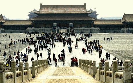 Het Plein van de Hemelse Vrede in Peking. In juni probeerden de Chinese autoriteiten uit alle macht te voorkomen dat het neerslaan van de studentenprotesten op het plein, dit jaar vijftien jaar geleden, werd herdacht. Foto ANP