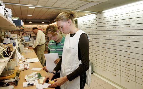 „Als je door je beroep over informatie beschikt van medechristenen, heb je soms een lastig dilemma. Ook de apothekersassistente die de morning afterpil moet verstrekken aan jonge meiden uit haar kerkelijke kring, heeft met deze dilemma’s te maken.” Foto A