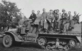EIJSDEN â€“ De bewoners van de Muggehof met hun bevrijders (12 september 1944). Foto Pierre Smeets