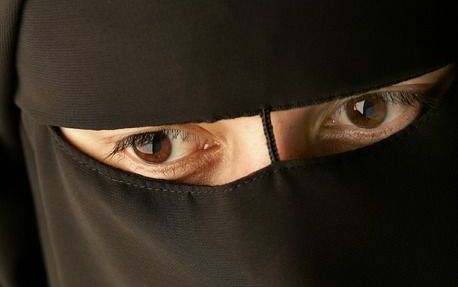 De Franse regering heeft woensdag ingestemd met een voorstel voor een verbod op het dragen van een boerka of nikab in de openbare ruimte. Foto EPA