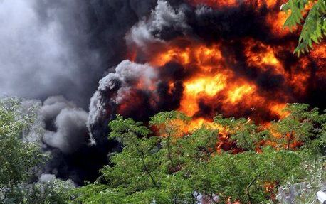 Een dag nadat de Griekse brandweer meer dan honderd branden had moeten blussen, hebben brandweerlieden woensdag opnieuw hun handen vol aan bosbranden rond de hoofdstad Athene. Foto EPA