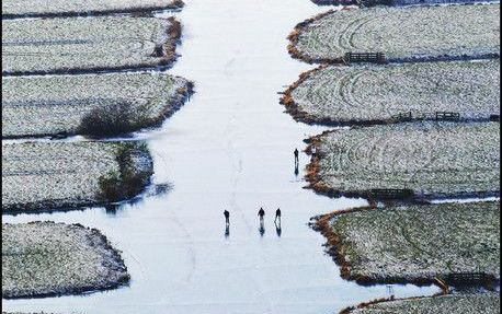 GOUDA - Mensen genieten op het ijs tussen de weilanden bij Gouda van het winterweer. Foto ANP