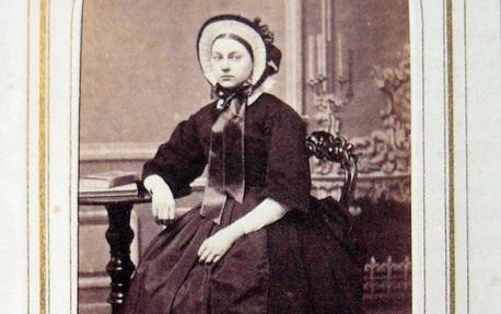 Christina Petronella van der Hulst in het uniform van de oudere weesmeisjes van het doopgezinde weeshuis in Haarlem. Gefotografeerd in 1864. Foto uit ”Wezen en weldoen"