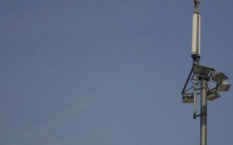 ROTTERDAM – Het is noodzakelijk een zendmast voor communicatie tussen hulpdiensten te plaatsen in de Rotterdamse deelgemeente Delfshaven. Foto ANP