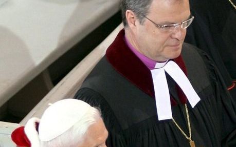 Archieffoto van paus Benedictus XVI (l.) en de Lutherse bisschop Janusz Jagucki tijdens een oecumenische dienst in Warschau, Polen op 25 mei 2006. Foto EPA