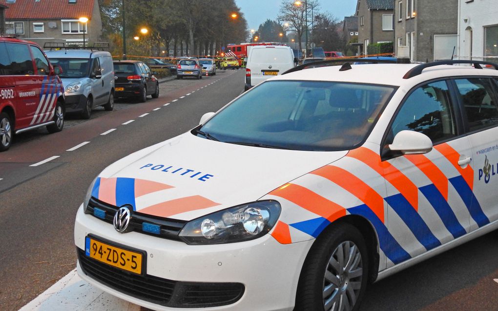 Hulpdiensten bij een pand aan het Prins Mauritsplein waar in de achtertuin twee doden zijn gevonden. beeld ANP