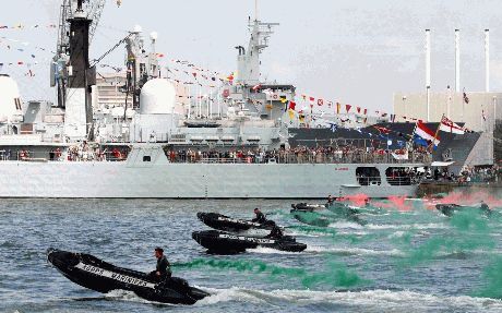 DEN HELDER - Op het terrein van de Nieuwe Haven in Den Helder zijn vrijdag de Nationale Vlootdagen 2004 begonnen. Er worden over het hele weekend ruim 200.000 bezoekers verwacht. Foto ANP