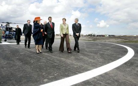 WINSCHOTEN â€“ Met een bezoek aan de provincie Groningen begon koningin Beatrix donderdag haar toer door de twaalf provincies in verband met haar zilveren regeringsjubileum. Zij deed de plaatsen Winschoten en Delfzijl aan. Foto ANP