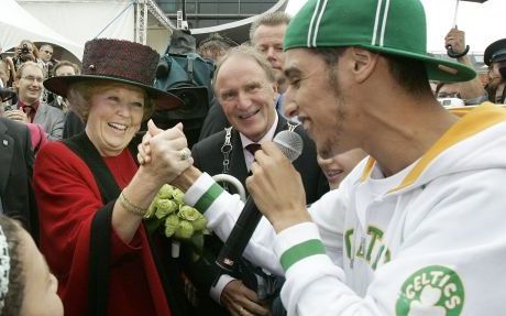 LELYSTAD â€“ Koningin Beatrix werd dinsdag tijdens haar jubileumbezoek aan Flevoland begroet door rapper Ali B. De zanger sprong na zijn optreden van het podium en omhelsde de vorstin. Kort daarvoor had het Urker mannenkoor Hallelujah de Koningin in het L