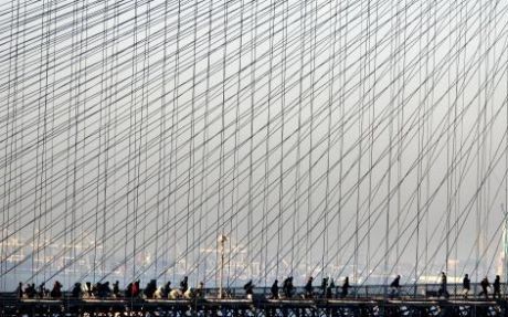 NEW YORK - Voor de derde achtereenvolgende dag staakte het openbaar vervoer personeel in New York. De Brooklyn Bridge is donderdag gevuld met mensen die te voet naar het werk gaan. De staking is inmiddels voorbij. Op de achtergrond het Vrijheidsbeeld. Fot