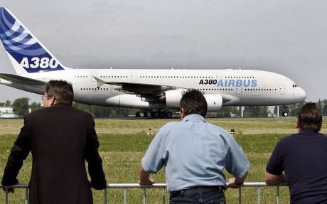 BERLIJN â€“ De superjumbo van de Europese vliegtuigbouwer Airbus steelt deze week de show op de internationale luchtvaartbeurs ILA in Berlijn. In de dubbeldekker kunnen 555 passagiers. Foto EPA