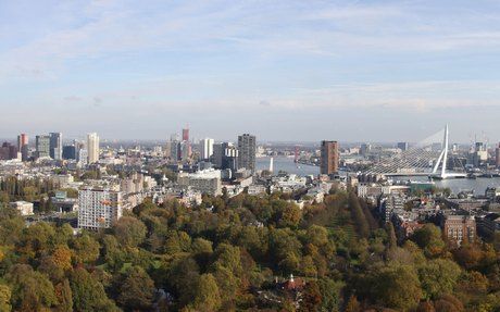 Als het aan het architectenbureau Monolab ligt, verrijst in de Rotterdamse Maashaven een wolkenkrabber met een hoogte van 450 meter. Het gebouw staat in het water van de Maas, herbergt ruimte voor woningen en kantoren en is via een pier verbonden met de k