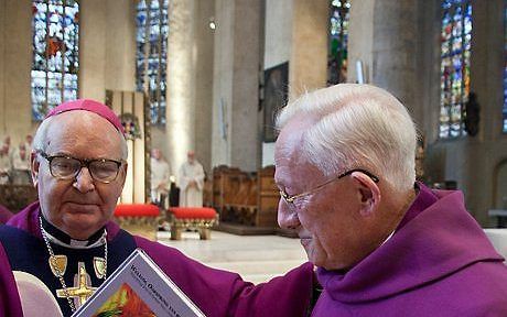 Bisschop Wiertz (l.) neemt het boek van prof. Piet Stevens in ontvangst. Beeld bisdom Roermond