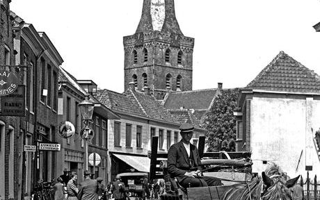 Niet alle straten in Barneveld zijn even goed bereikbaar voor hulpdiensten. Het gaat onder meer om woonerven en oude, smalle straaten in het centrum. Foto: een straat in het Barneveldse centrum in 1940, toen er van gemotoriseerd vervoer nog nauwelijks spr