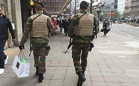 De bewuste foto van een shoppende militair. Beeld via twitter