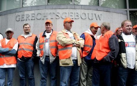 GRONINGEN - Stakende werknemers van aardappelzetmeelconcern Avebe wachten dinsdagmiddag voor de rechtbank in Groningen op wat komen gaat. Avebe heeft een kort geding aangespannen tegen FNV Bondgenoten. Met het kort geding probeert het concern de staking b