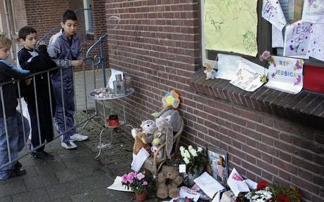 ROTTERDAM â€“ Voor het huis in Rotterdam van de vermoorde Gessica, het zogenaamde Maasmeisje, liggen knuffels, tekeningen en bloemen. Bewoners van de wijk waarin ze woonde, houden maandagavond een stille tocht ter nagedachtenis aan het vermoorde meisje. F