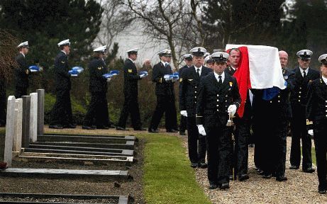 KATWIJK - Op de begraafplaats Duinrust in Katwijk zijn vrijdag tien marinemensen die in 1958 omkwamen bij een vliegramp, herbegraven. - Foto ANP