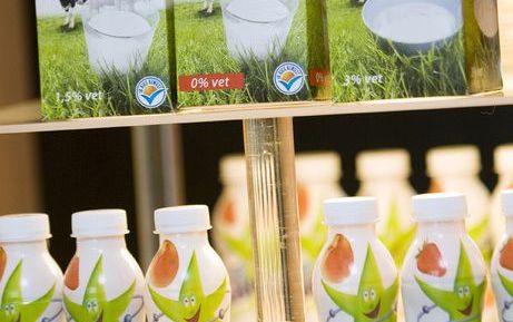 DEN HAAG - Zuivelproducten van Friesland Foods; melk, karnemelk en yoghurt. Enkele honderden boeren blokkeerden dinsdag een paar uur de toegangen tot de fabriek van Friesland Foods in Nijkerk, uit protest tegen de lage melkprijs. Volgens het Centraal Bure