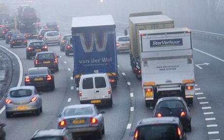 Het verkeer heeft vrijdagochtend last van dichte mist. De verkeersdienst van de ANWB adviseert automobilisten vooral afstand te houden en niet te hard te rijden. Foto ANP