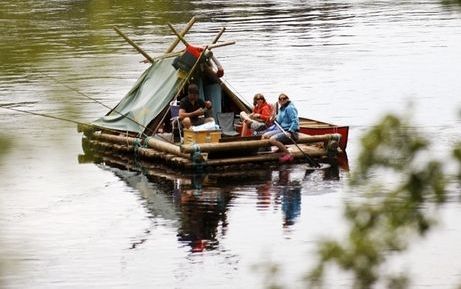 De Klarälven afzakken per vlot is niet alleen een unieke natuurervaring, maar ook een perfecte manier om te onthaasten en de stress van alledag kwijt te raken. Alles gaat met de snelheid van het water. Foto Per Eriksson