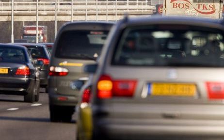 UTRECHT - Rijkswaterstaat past het ontwerp van de bewegwijzering op de blauwe borden langs de snelwegen de komende jaren aan. De richtingpijlen wijzen voortaan niet langer naar beneden, maar omhoog.