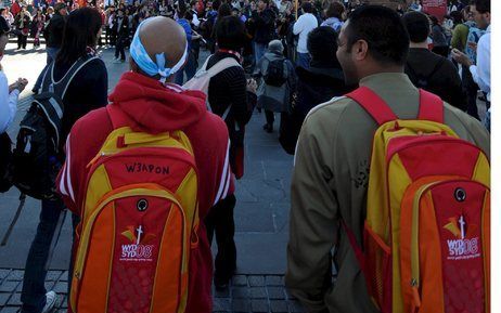 Bezoekers van de Wereldjongerendagen komen aan bij de Saint Marykathedraal in Sydney. Foto EPA.