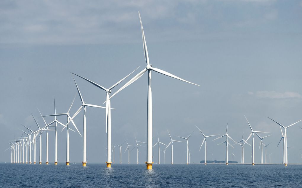 Windmoles op het Windpark Westermeerwind. De 48 windturbines van het grootste nearshore windpark van Nederland wekken een hoeveelheid duurzame energie op die vergelijkbaar is met het verbruik van 160.000 huishoudens. beeld ANP, Remko de Waal