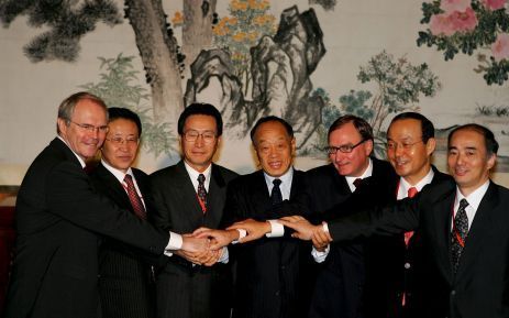 De deelnemers aan het zeslandenoverleg over het nucleaire programma van Noord-Korea schudden handen alvorens ze hun lang uitgestelde vierde besprekingsronde ingaan. Foto EPA