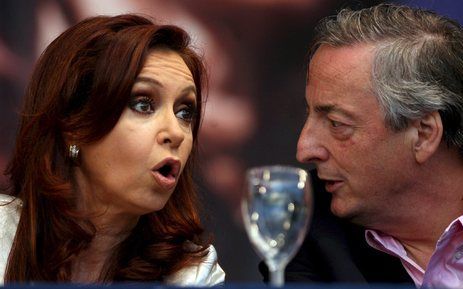 BUENOS AIRES – De Argentijnse president Nestor Kirchner en zijn vrouw Christina Fernandez de Kirchner. Fernandez maakt volgens peilingen zondag de meeste kans tot president te worden gekozen. Foto EPA